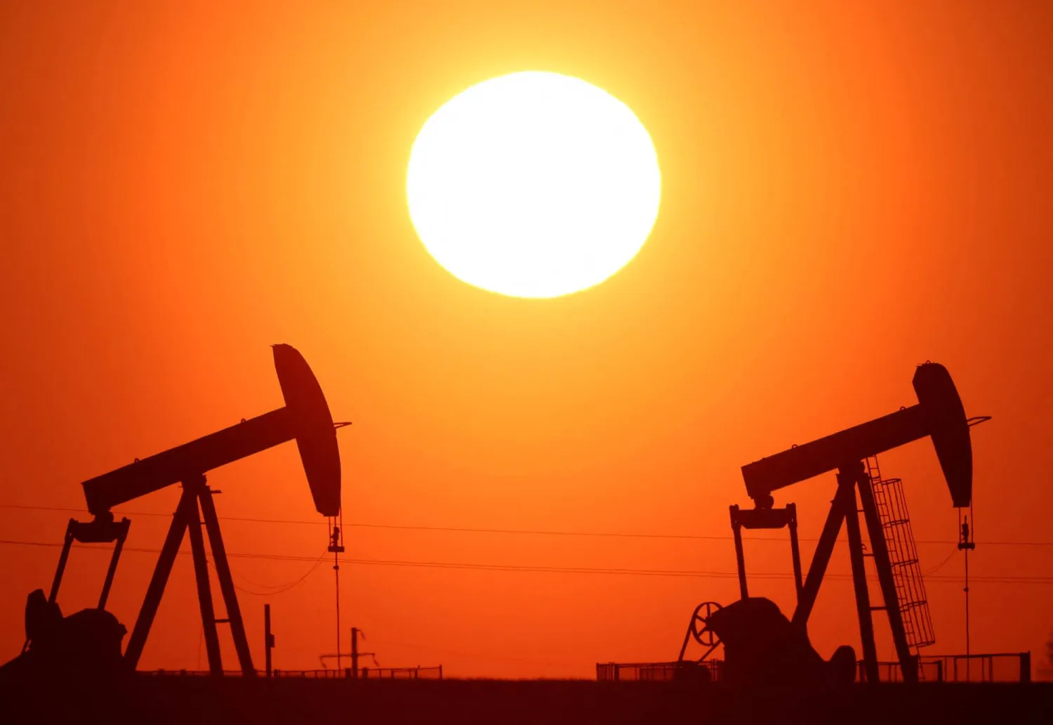 الشمس تغرب خلف مضخات النفط خارج فودوي-أون-بري، بالقرب من باريس (رويترز)