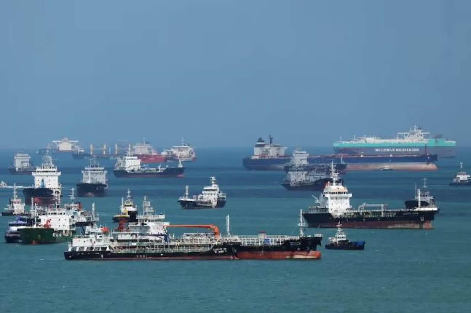 ناقلات نفط في مضيق سنغافورة في 17 مارس 2026 (رويترز)