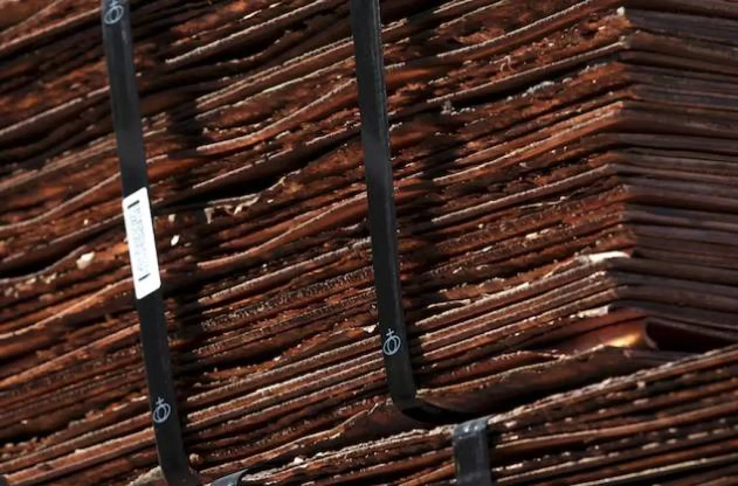 صفائح النحاس في منجم تشوكيماماتا المفتوح بالقرب من كالاما بتشيلي (أرشيفية - رويترز)