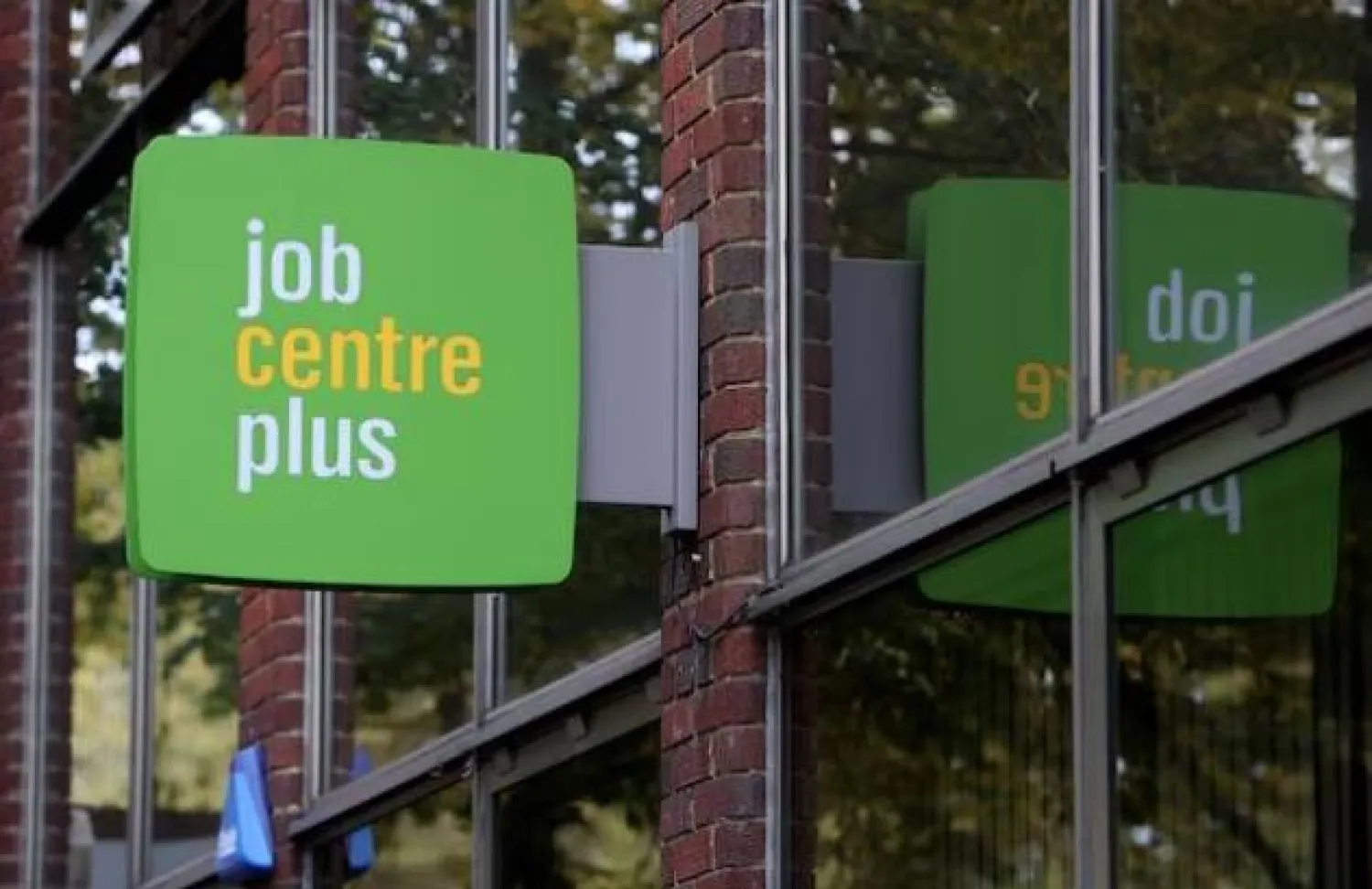 يمشي أشخاص بجانب مركز «جوب سنتر بلس» في لندن (رويترز)