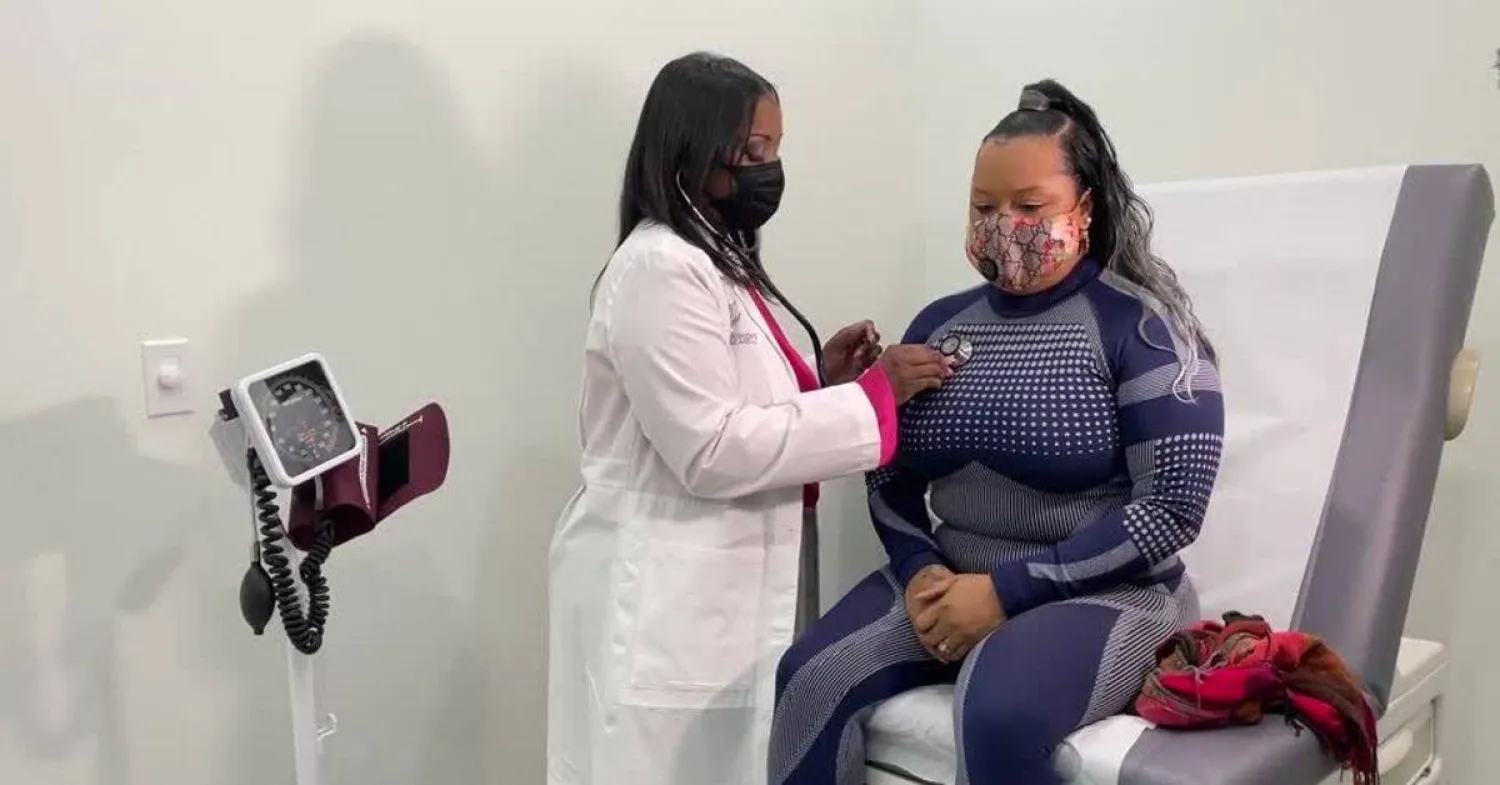  النساء اللواتي يبلغن سن اليأس قبل سن الأربعين أكثر عرضةً للإصابة بالنوبات القلبية (رويترز)