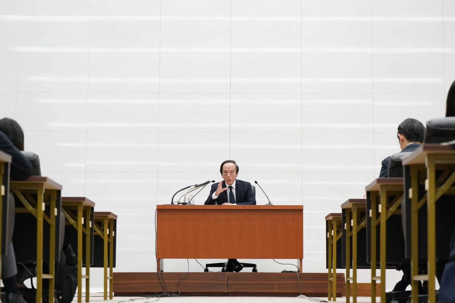 محافظ بنك اليابان في مؤتمر صحافي عقب اجتماع لجنة السياسة النقدية (رويترز)