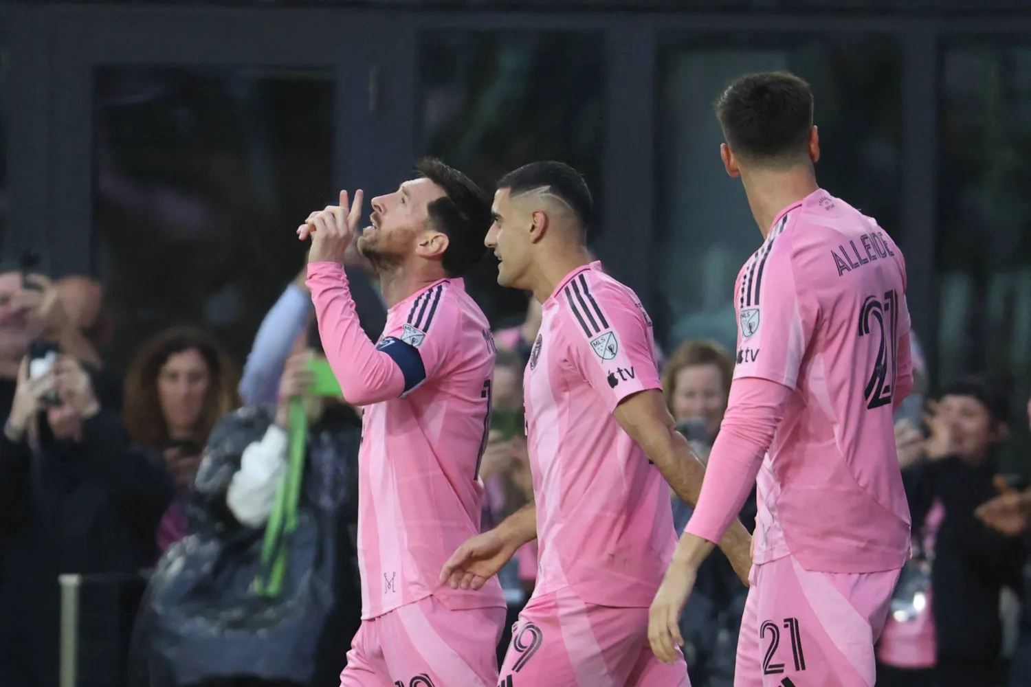 ميسي يحتفل مع زملائه (رويترز)