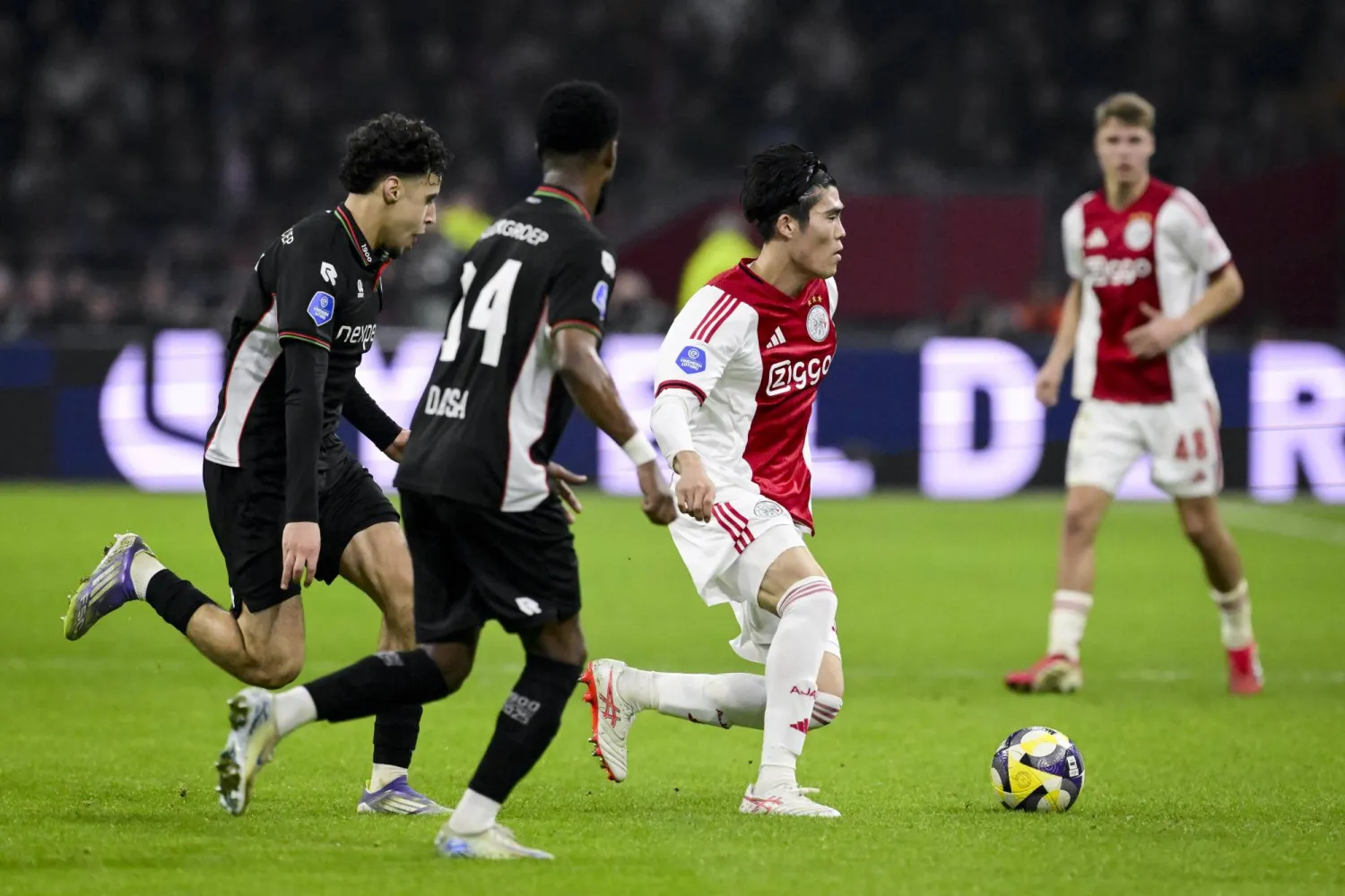 تاكيهيرو توميّاسو بقميص أياكس الهولندي (إ.ب.أ)