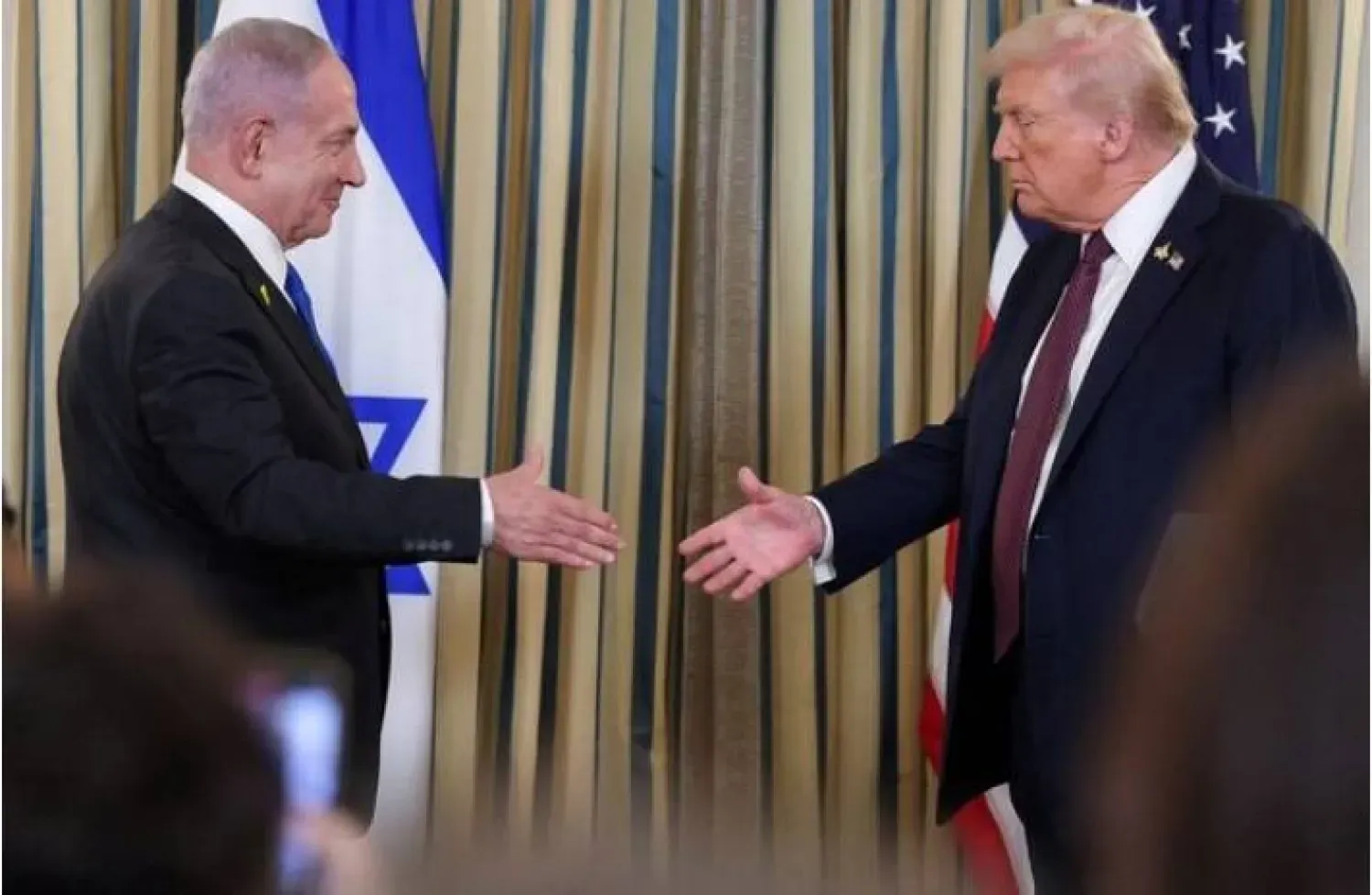 ABD Başkanı Donald Trump, İsrail Başbakanı Binyamin Netanyahu ile el sıkışıyor (Reuters)