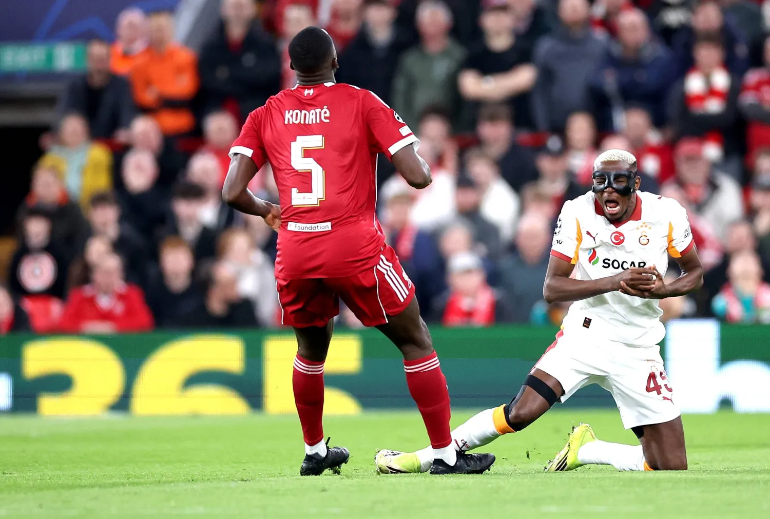 فيكتور أوسيمين خلال مواجهة ليفربول (إ.ب.أ)