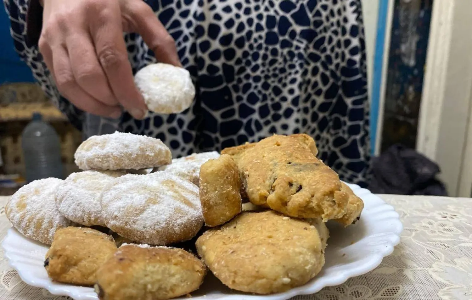 عادة ما يصنع كعك العيد بالمنزل لإضفاء أجواء الفرح والبهجة على المحتفلين (الشرق الأوسط)