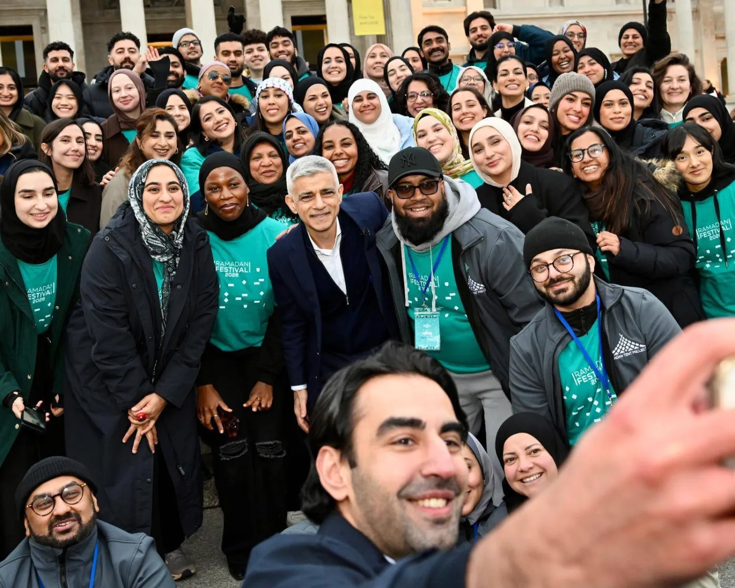 مطالباتٌ بإقالة مسؤولٍ بريطاني بعد تصريحاته عن صلاة المسلمين