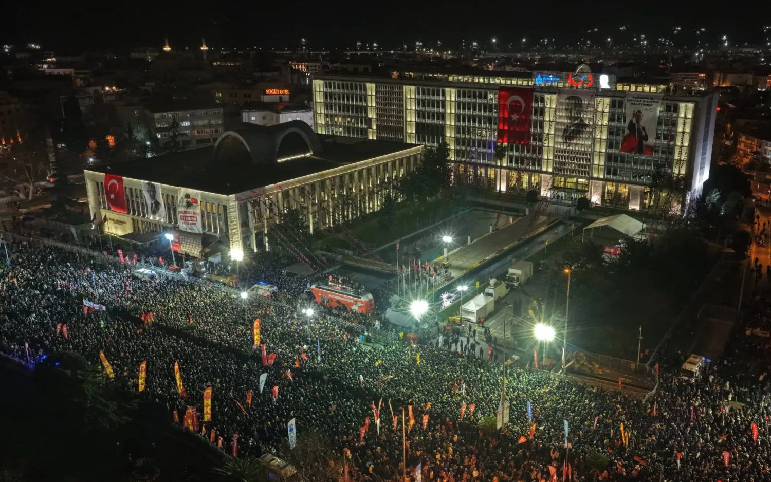 احتشد آلاف الأتراك في ميدان ساراتشهانه أمام مبنى بلدية إسطنبول ليل الأربعاء - الخميس في ذكرى اعتقال رئيس البلدية أكرم إمام أوغلو مطالبين بإطلاق سراحه (حزب الشعب الجمهوري - إكس)