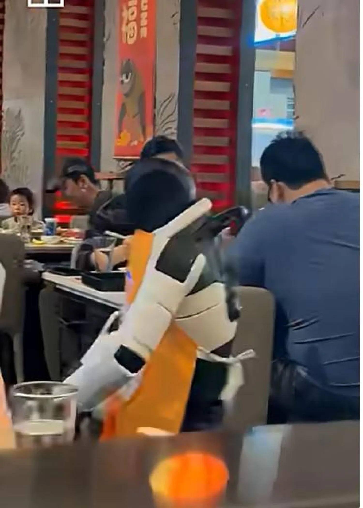 رقص من تلقاء نفسه... روبوت يخرج عن السيطرة (فيديو)