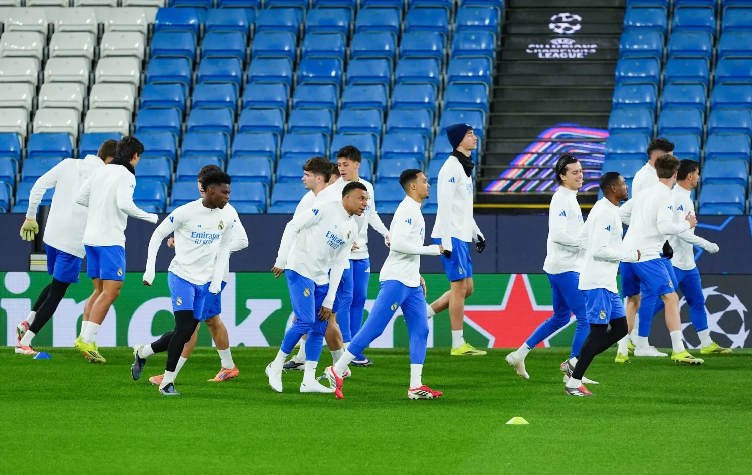 16 March 2026, United Kingdom, Manchester: Real Madrid's Kylian Mbappe and Trent Alexander-Arnold with team mates practice during a training session at the Etihad Stadium, ahead of Tuesday's UEFA Champions League round of 16 second leg soccer match against Manchester City. Photo: Martin Rickett/PA Wire/dpa