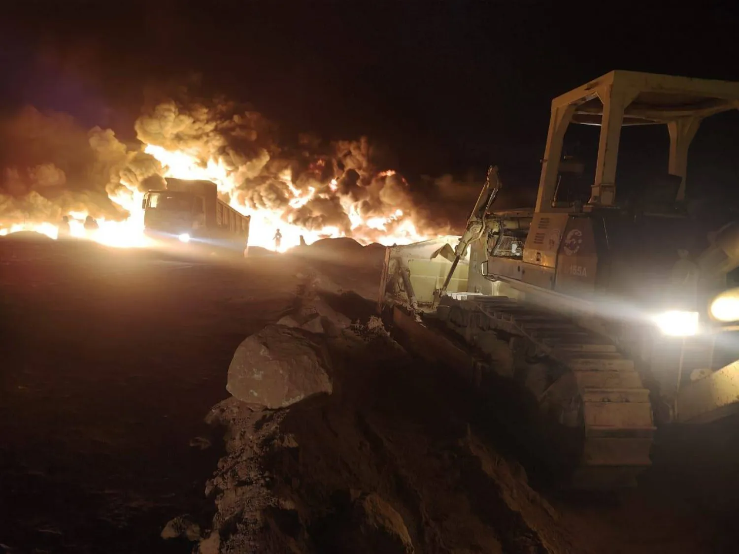 خلال عملية إخماد الحريق (هيئة السلامة الليبية)