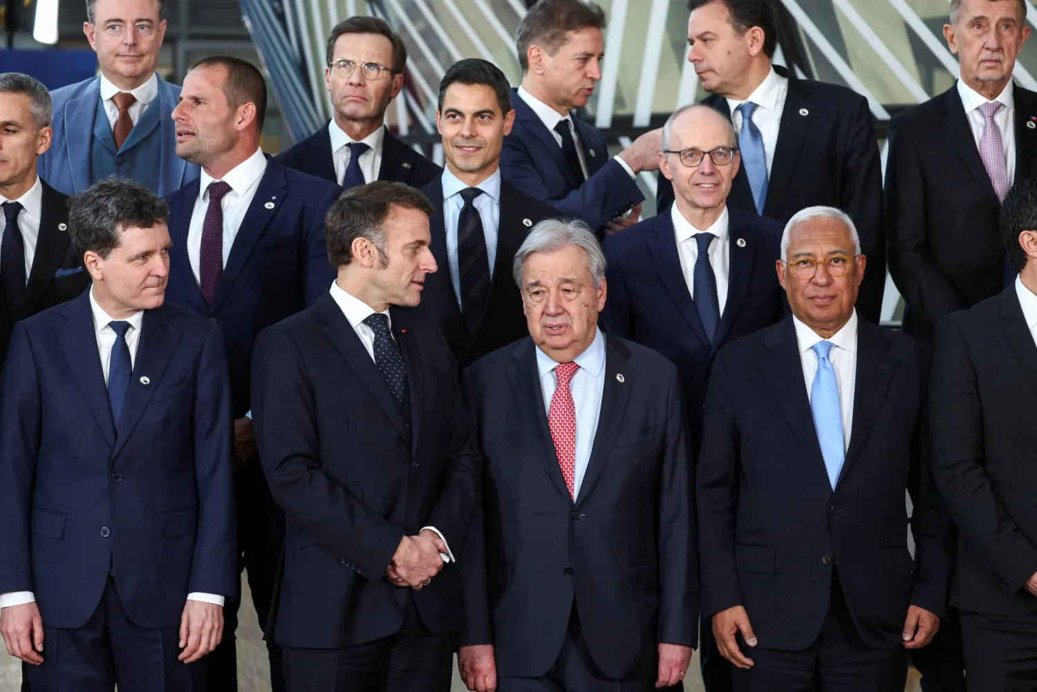 الأمين العام للأمم المتحدة أنتونيو غوتيريش ورئيس المجلس الأوروبي أنتونيو كوستا والرئيس الفرنسي ايمانويل ماكرون في افتتاح القمة الأوروبية (رويترز)