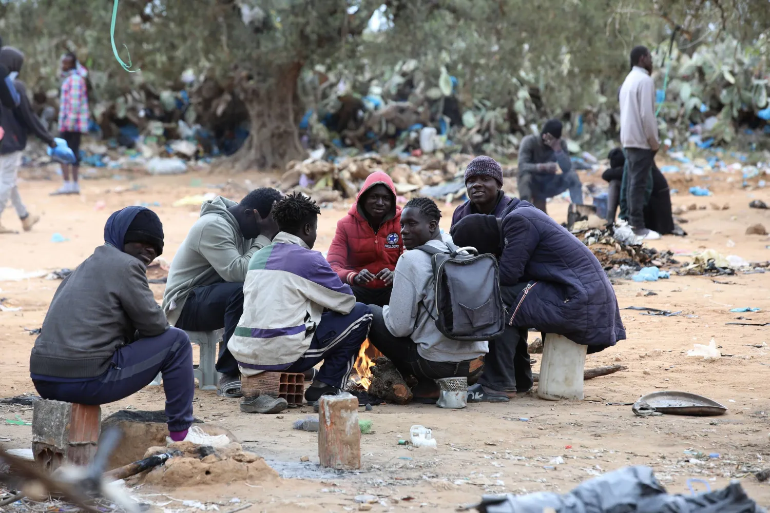 عدد من المهاجرين الأفارقة في قابس التونسية (أ.ف.ب)