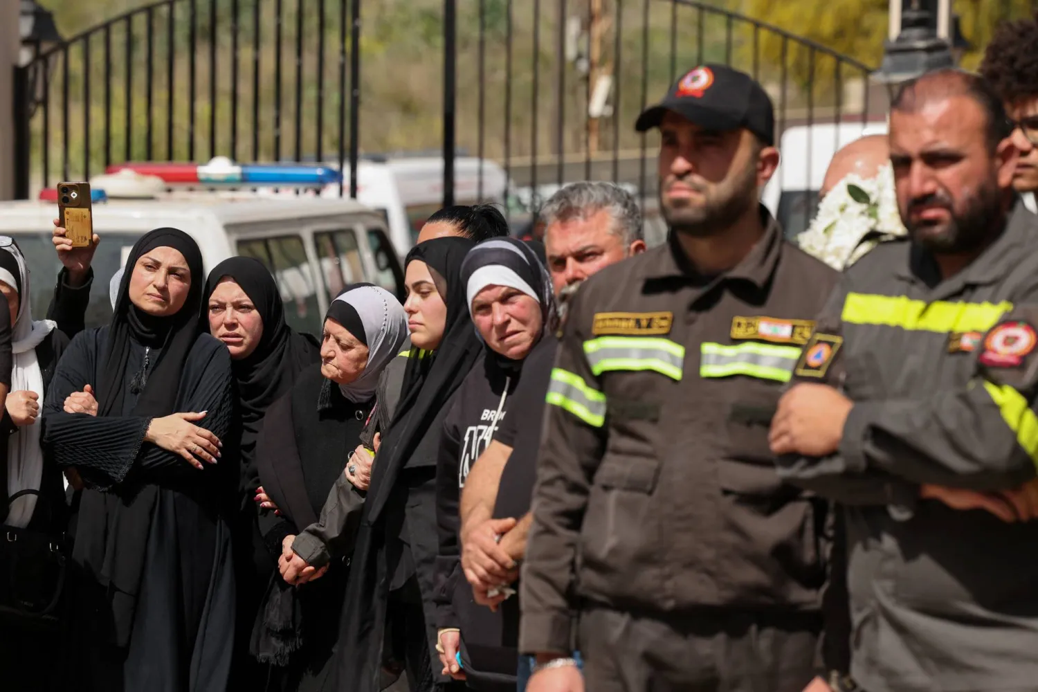 لبنانيون يحضرون تشييع أحد عناصر الدفاع المدني اللبناني بعد مقتله في غارة إسرائيلية على صيدا (رويترز)