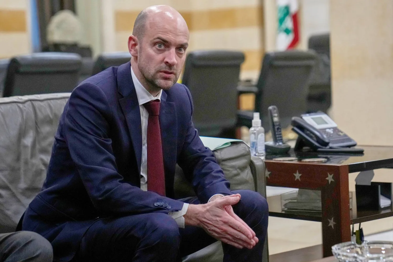 وزير الخارجية الفرنسية جان نويل بارو خلال زيارته رئيس الحكومة نواف سلام (أ.ب)