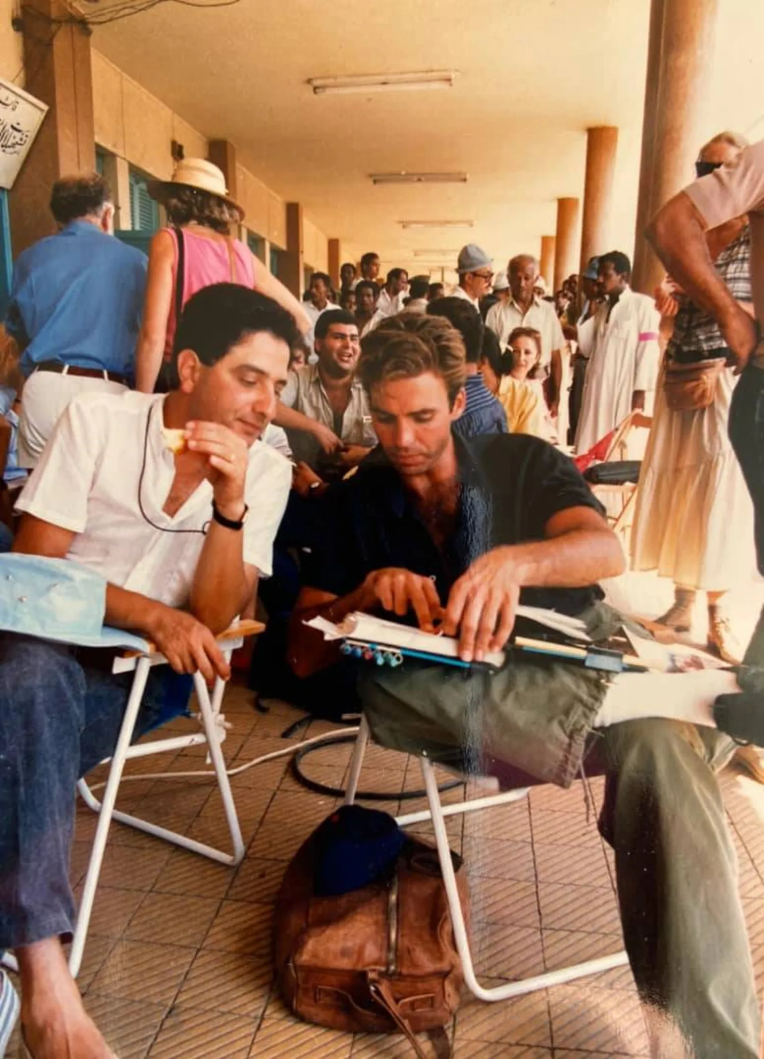 مع الممثل الأميركي جف فاهي خلال تصوير «انتهى الوقت» (أرشيف الممخرج)