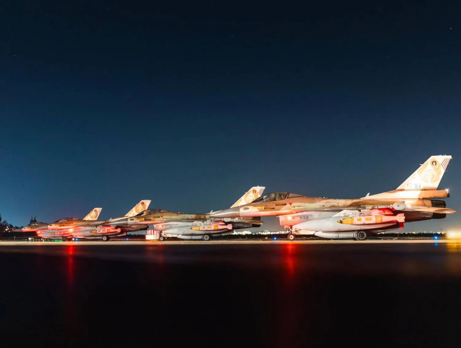 صورة نشرها الجيش الإسرائيلي من مقاتلات قبل تنفيذها غارات جوية في إيران أمس