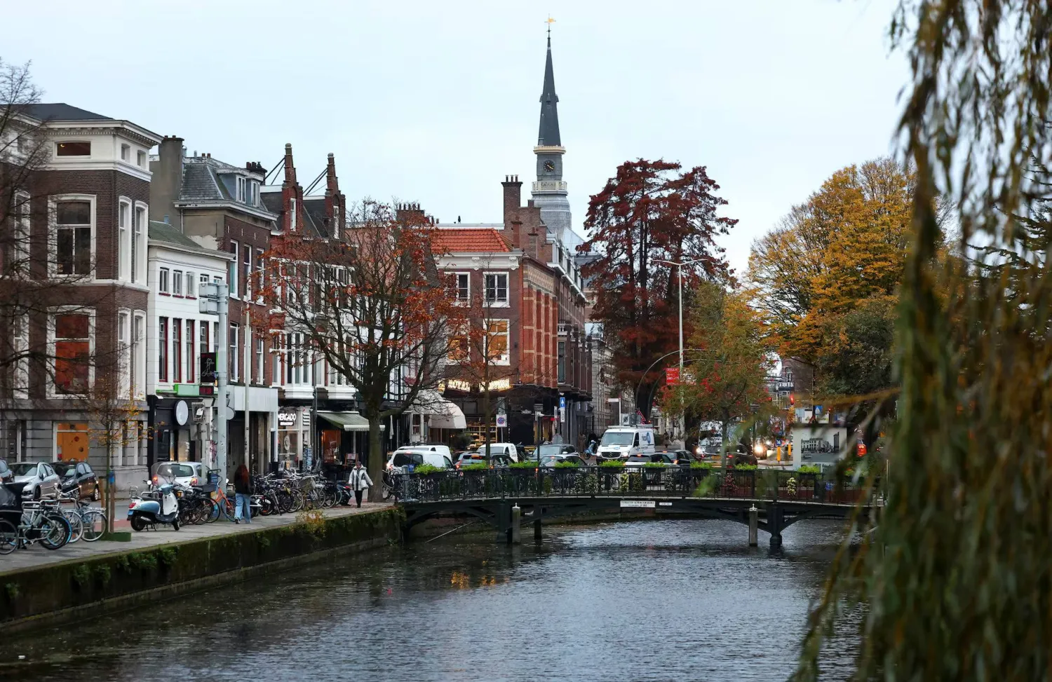 أشخاص يسيرون في لاهاي بهولندا 3 نوفمبر 2025 (رويترز)