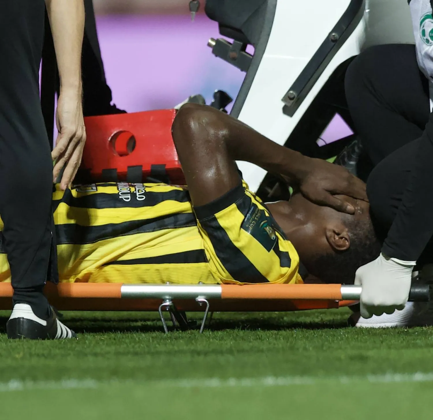 دومبيا متألماً بعد تعرضه للإصابة (تصوير: نايف العنزي) 