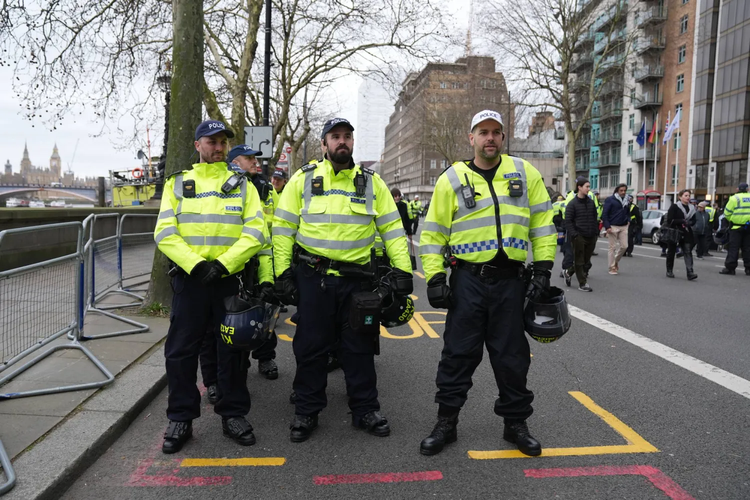 أفراد من الشرطة يقفون حراساً خلال مسيرة في وسط لندن ببريطانيا - 15 مارس 2026 (د.ب.أ)