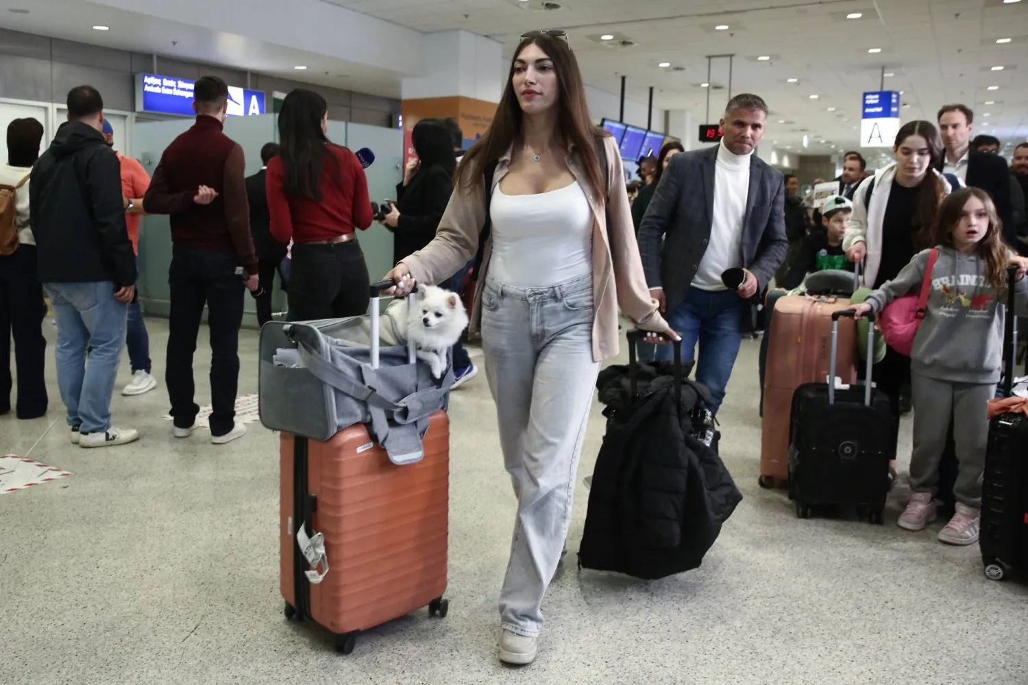 مواطنون يونانيون عائدون إلى بلادهم قادمون من الشرق الأوسط... أثينا 18 مارس 2026 (إ.ب.أ)