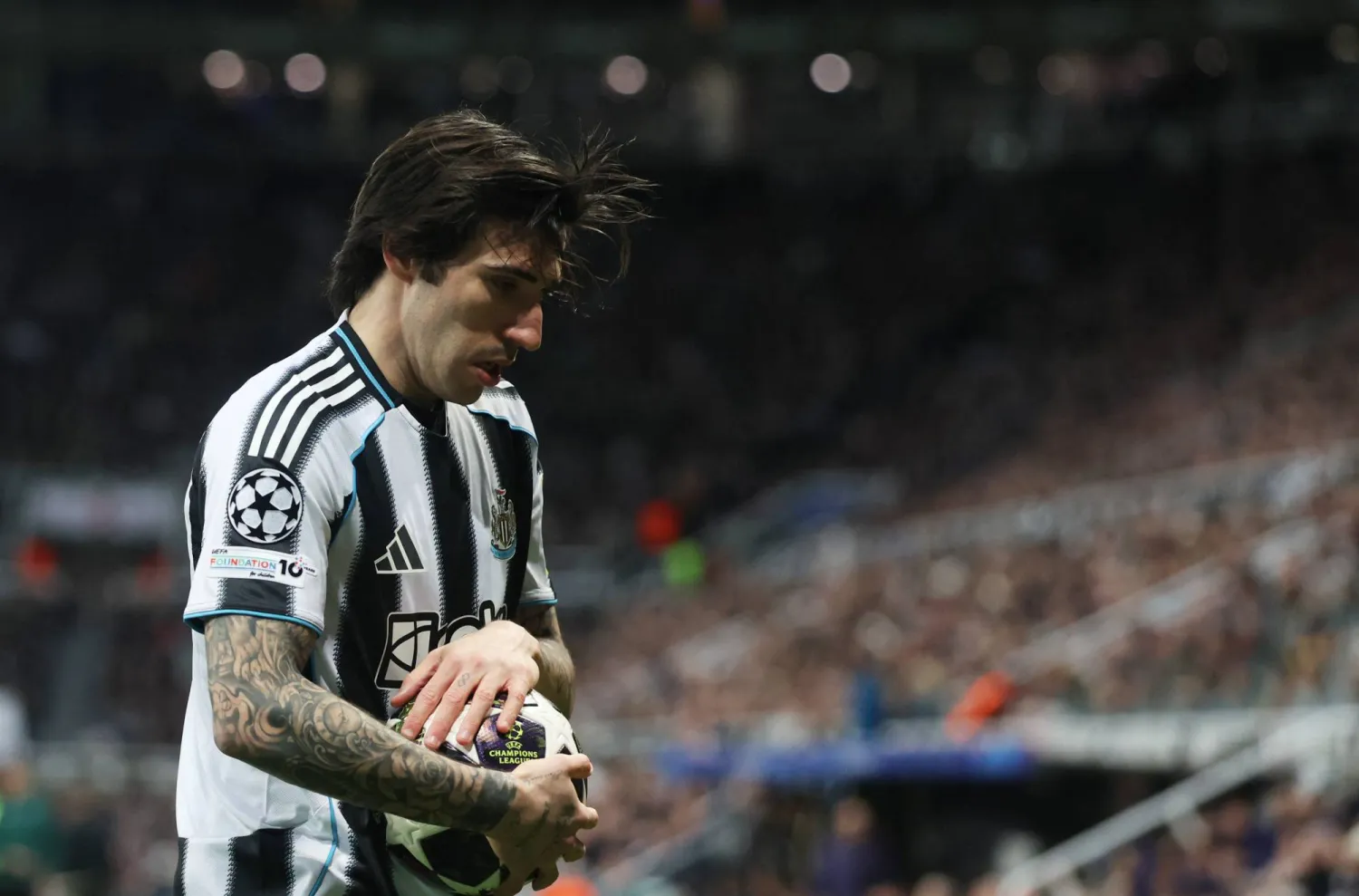 الإيطالي تونالي لاعب نيوكاسل (رويترز)