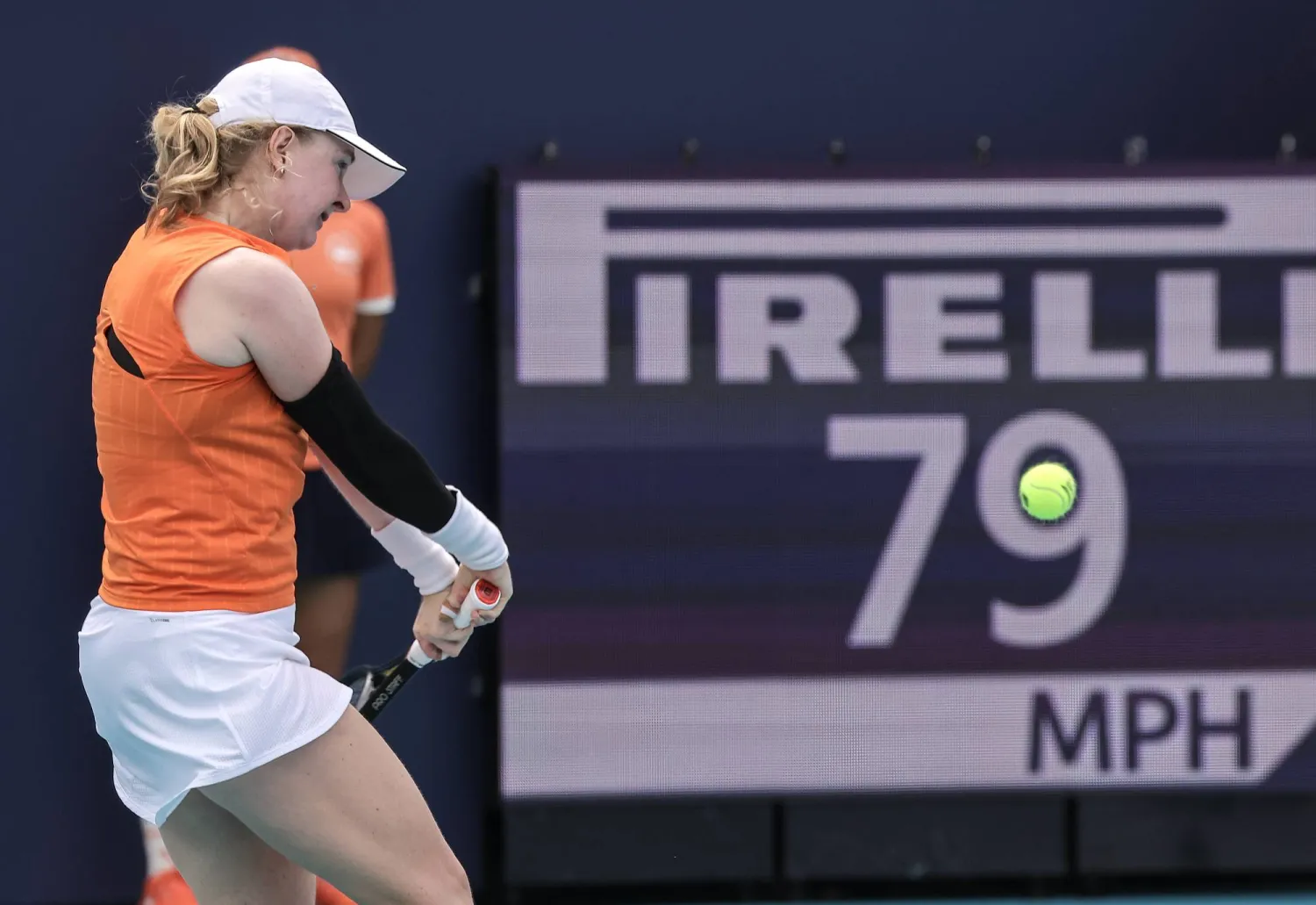 البريطانية فرانشيسكا جونز خلال المواجهة (إ.ب.أ)

