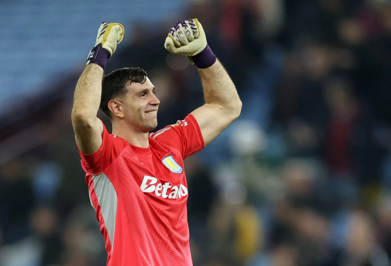 الأرجنتيني مارتنيز حارس أستون فيلا محتفلا بالتأهل (رويترز)