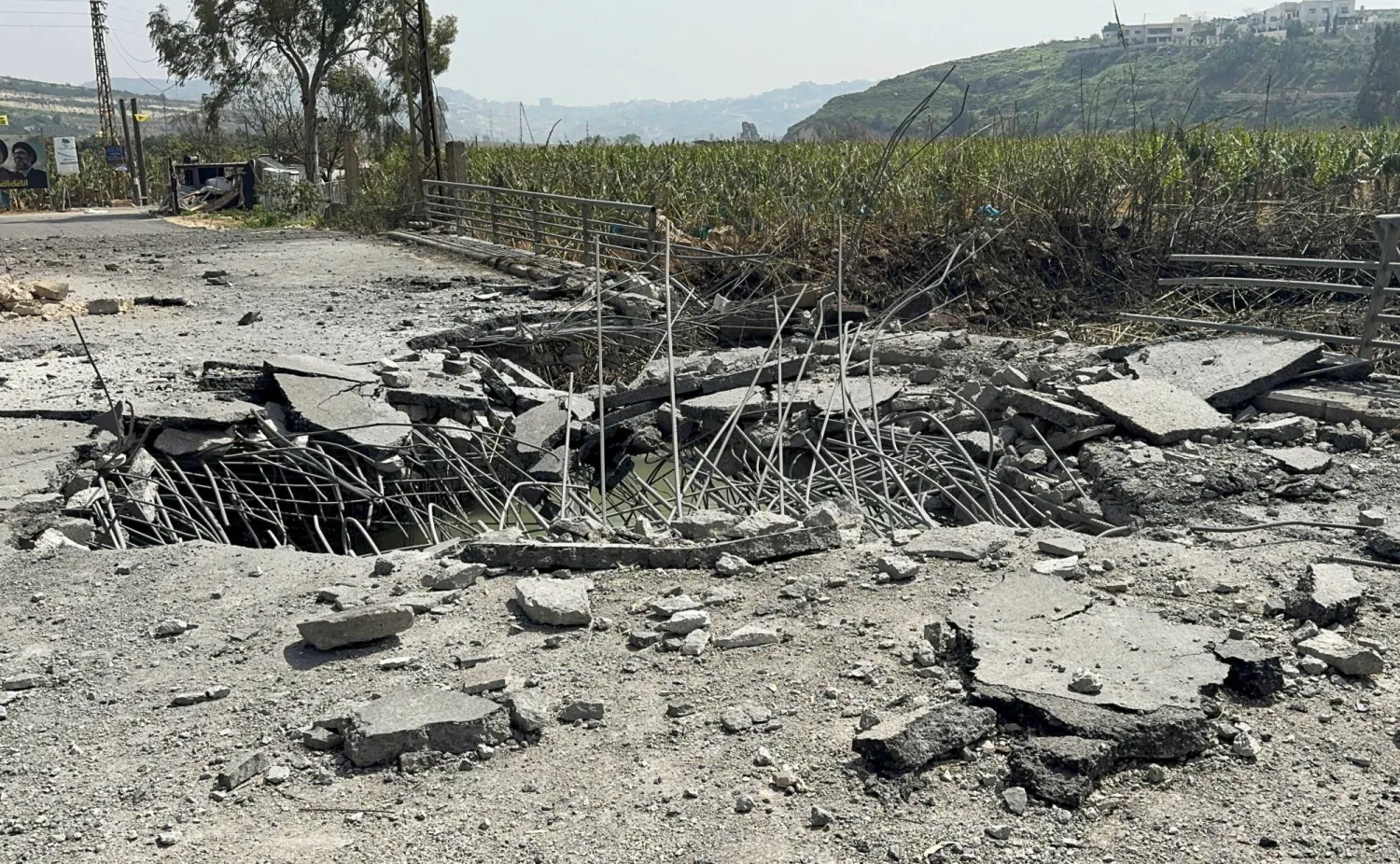 جسر القاسمية على نهر الليطاني بعد تعرضه لقصف إسرائيلي أدى إلى قطع الطريق الساحلي بين جنوب الليطاني وشماله (رويترز)