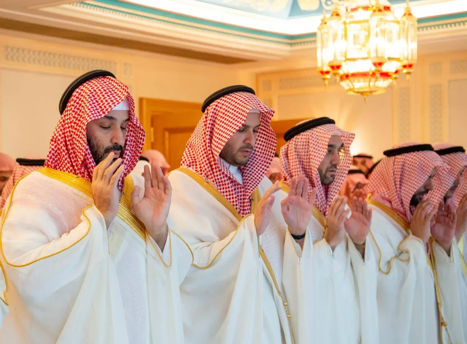 Suudi Arabistan Veliaht Prensi Muhammed bin Selman, Büyük Cami'de Ramazan Bayramı namazını kılıyor (SPA)