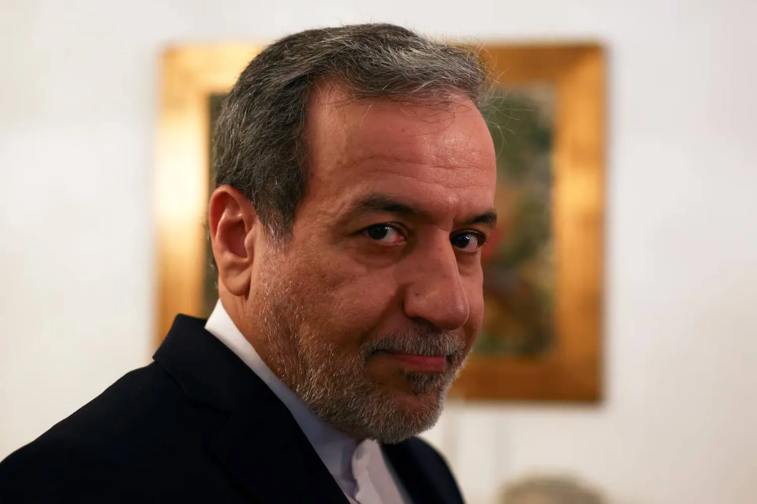 وزير الخارجية الإيراني عباس عراقجي يُدلي بتصريح صحافي في لشبونة، البرتغال 27 نوفمبر 2024 (رويترز)