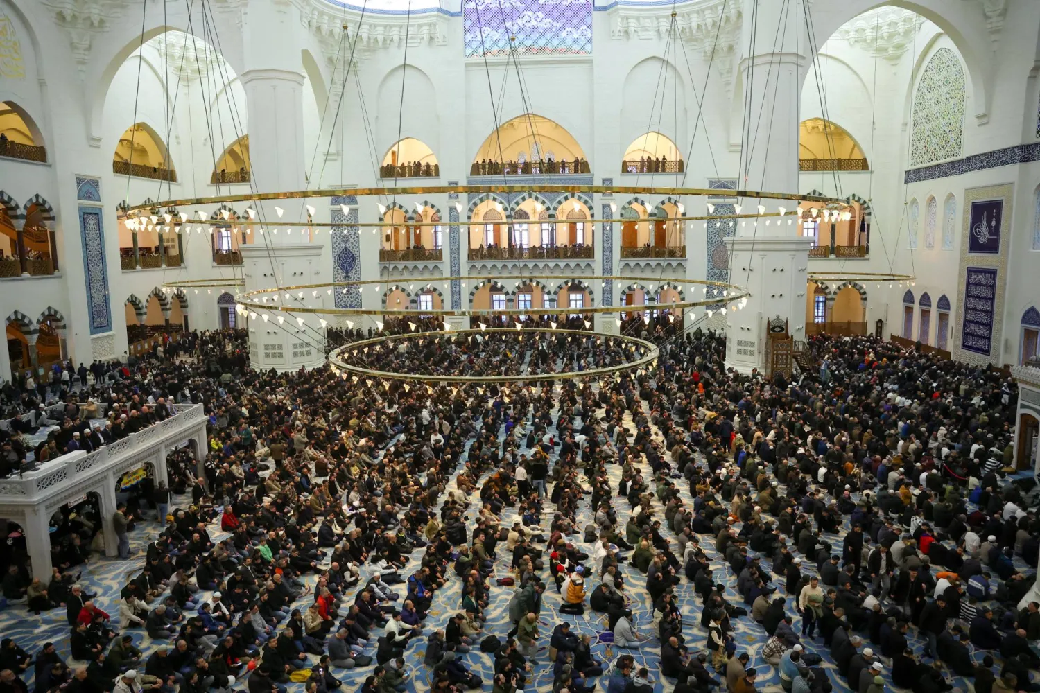 مصلون يؤدون صلاة عيد الفطر في جامع تشامليجا الكبير بإسطنبول، تركيا 20 مارس 2026 (رويترز)
