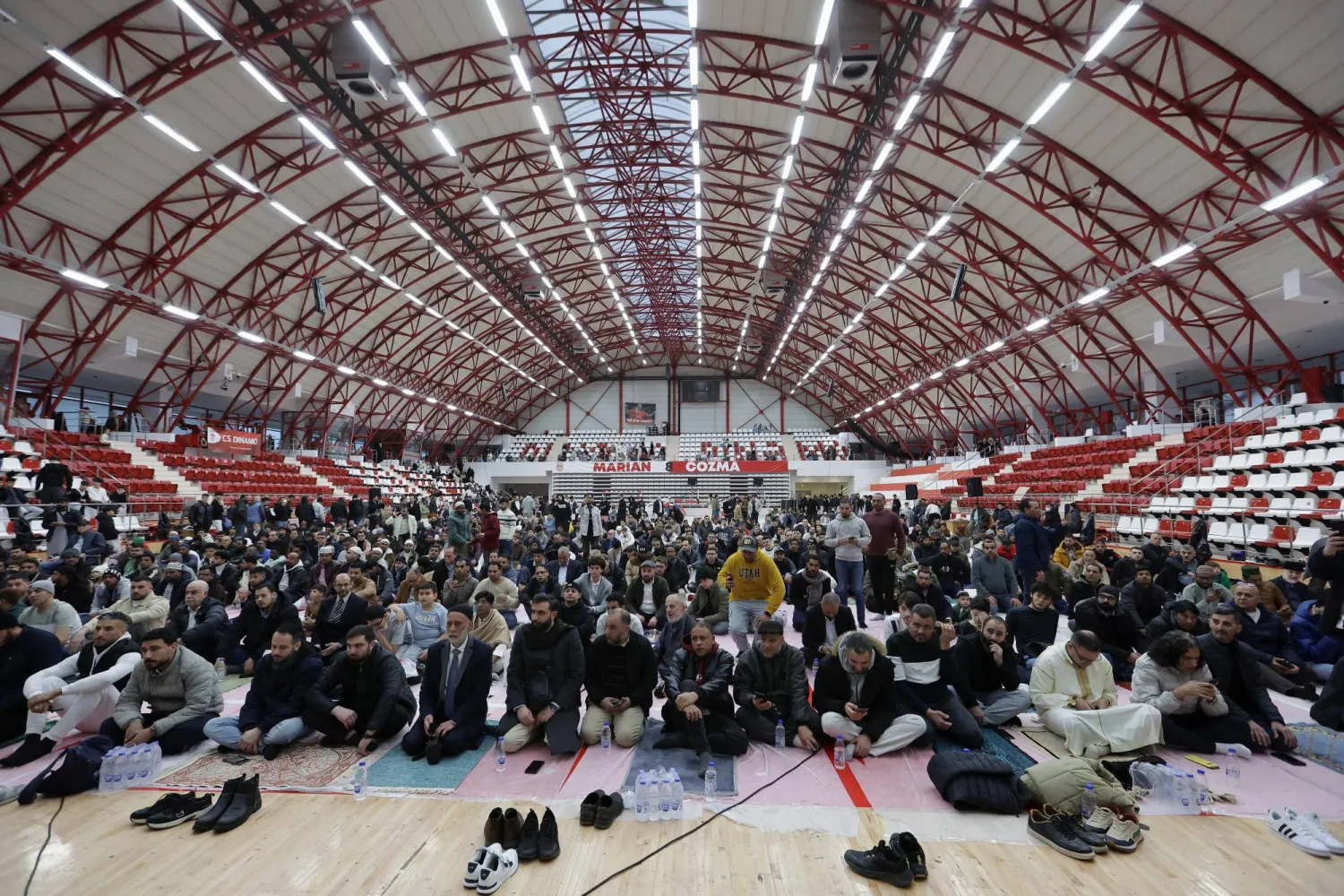 مصلون يؤدون الصلاة احتفالاً بعيد الفطر في قاعة دينامو الرياضية في بوخارست، رومانيا 20 مارس 2026 (إ.ب.أ)

