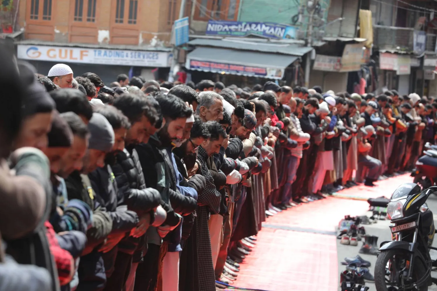 مسلمون يصلون على جانب الطريق في سريناغار في كشمير، الهند 20 مارس 2026 (إ.ب.أ)
