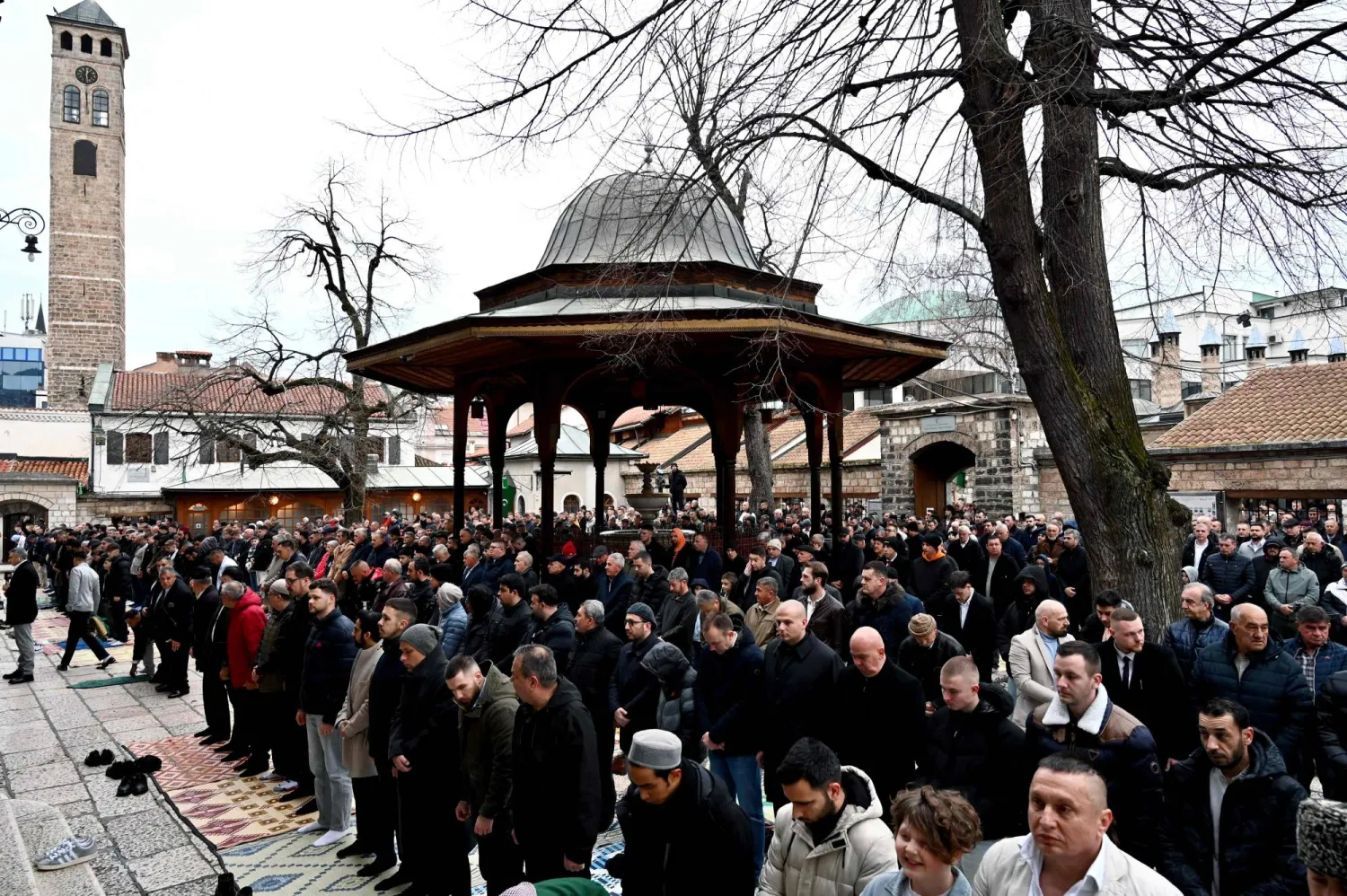 مسلمون بوسنيون يؤدون صلاة عيد الفطر أمام مسجد غازي خسرو بك في سراييفو، البوسنة والهرسك، 20 مارس 2026 (أ.ف.ب)
