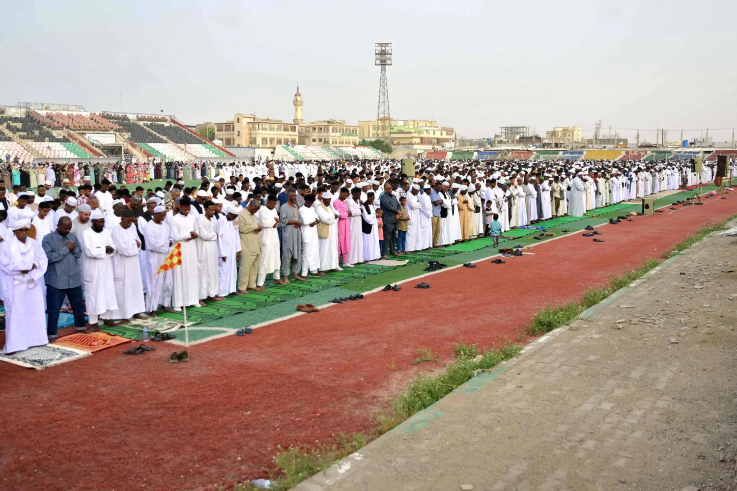 مصلون مسلمون يتجمعون لأداء صلاة الفجر بمناسبة عيد الفطر في ملعب بمدينة بورتسودان الساحلية على البحر الأحمر شرق السودان، 20 مارس 2026 (أ.ف.ب)