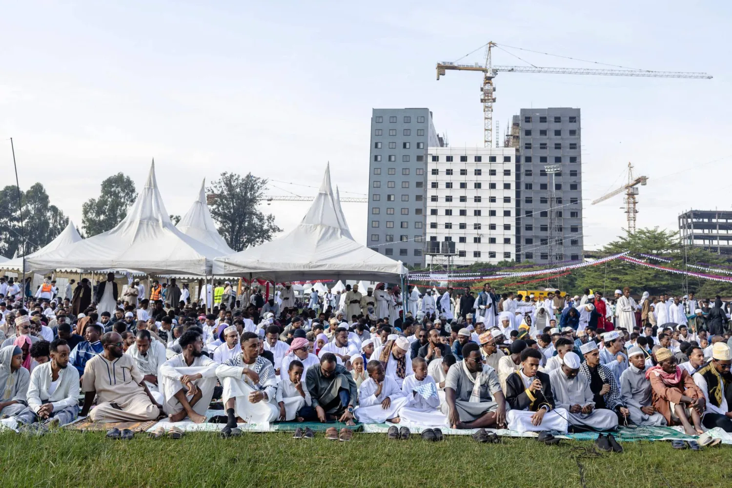 مسلمون يتجمعون لتأدية صلاة عيد الفطر في العاصمة الكينية نيروبي، 20 مارس 2026 (أ.ف.ب)
