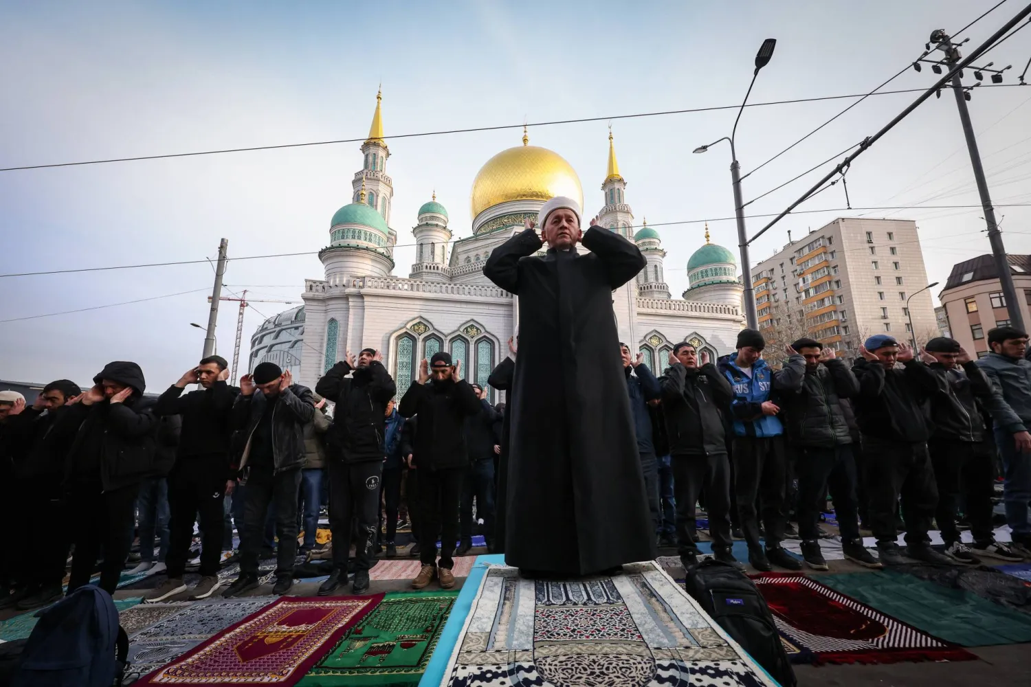 مسلمون يؤدون الصلاة خارج مسجد سوبورنايا المركزي خلال احتفالات عيد الفطر في موسكو، روسيا 20 مارس 2026 (إ.ب.أ)
