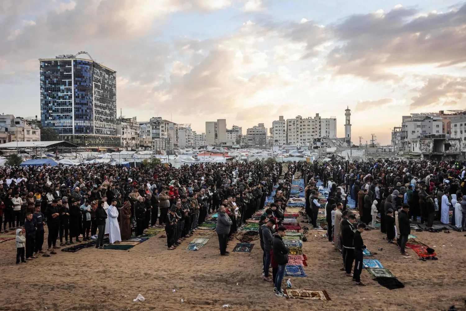 مصلون مسلمون يتجمعون لأداء صلاة عيد الفطر في ساحة السرايا بمدينة غزة، 20 مارس 2026 (أ.ف.ب)