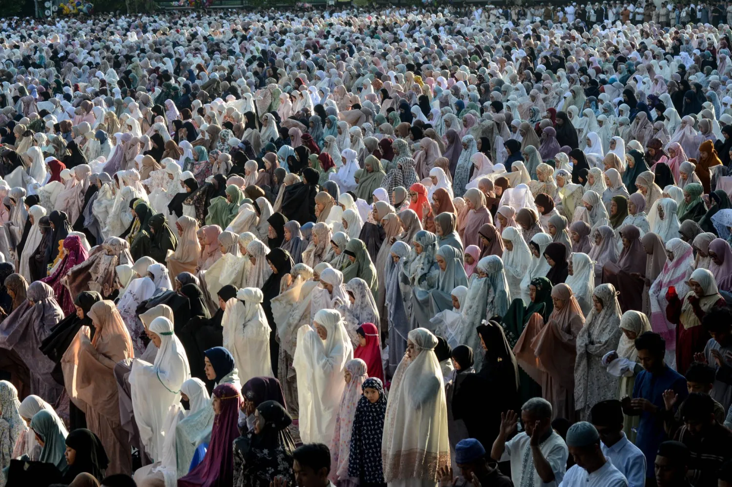 مسلمون يؤدون صلاة عيد الفطر في بوغور بغرب جاوة، إندونيسيا 20 مارس 2026 (د.ب.أ)