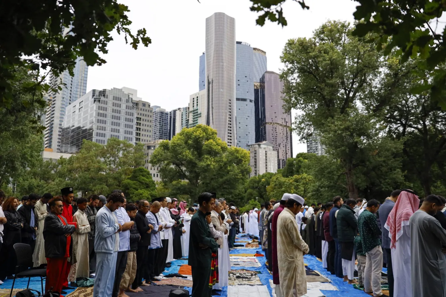 مسلمون يؤدون صلاة عيد الفطر في حدائق فلاغستاف بملبورن، أستراليا 20 مارس 2026 (د.ب.أ)
