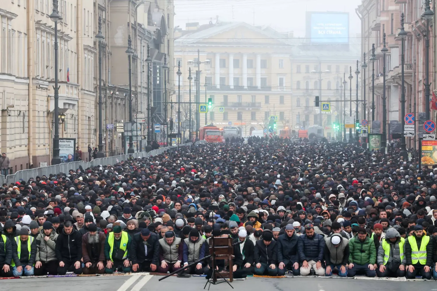 مسلمون يؤدون صلاة عيد الفطر في شارع موسكوفسكي في مدينة سانت بطرسبرغ، روسيا 20 مارس 2026 (د.ب.أ)