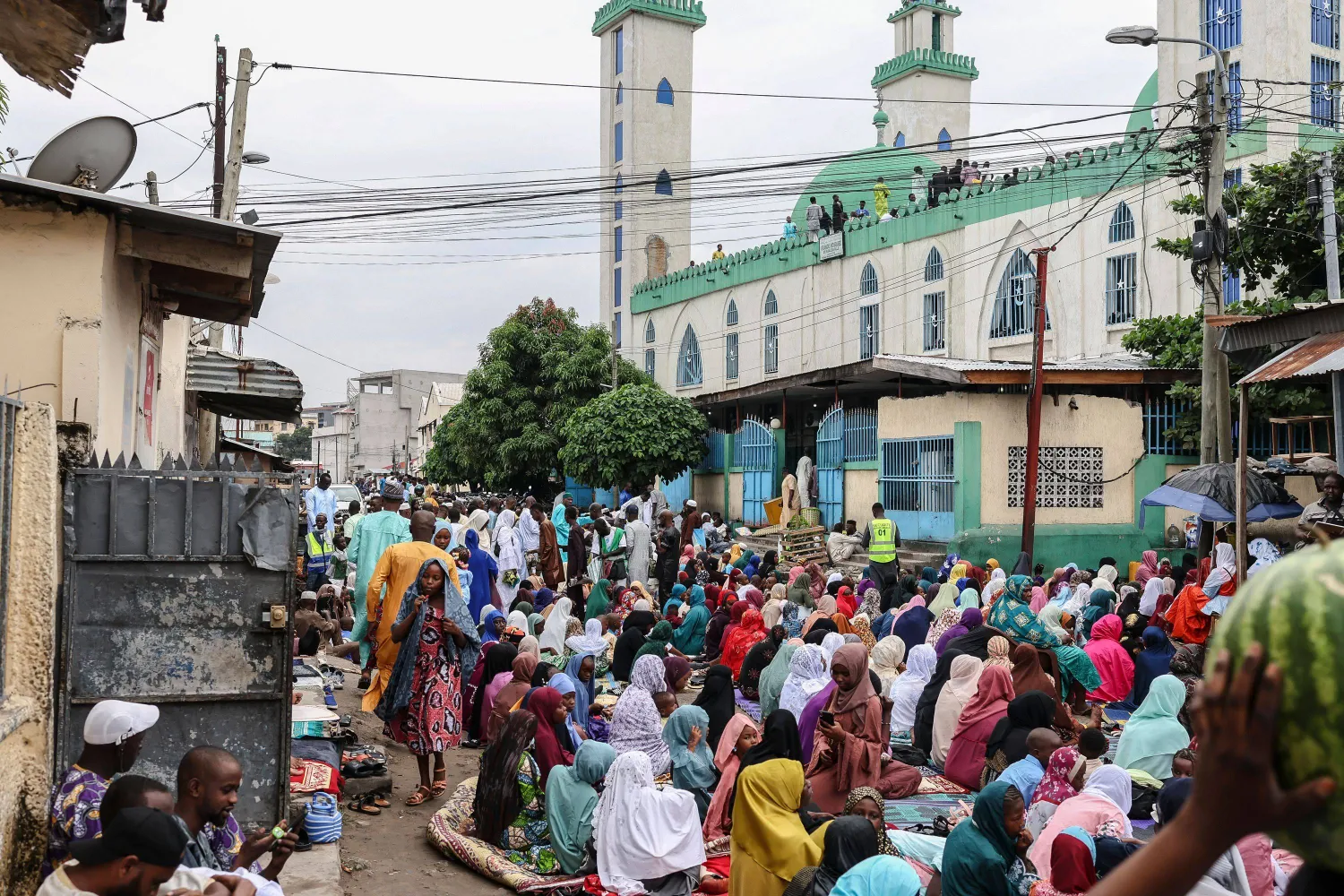 مسلمون يتجمعون في المسجد الكبير في برازافيل، خلال صلاة عيد الفطر في برازافيل بجمهورية الكونغو، 20 مارس 2026 (أ.ف.ب)
