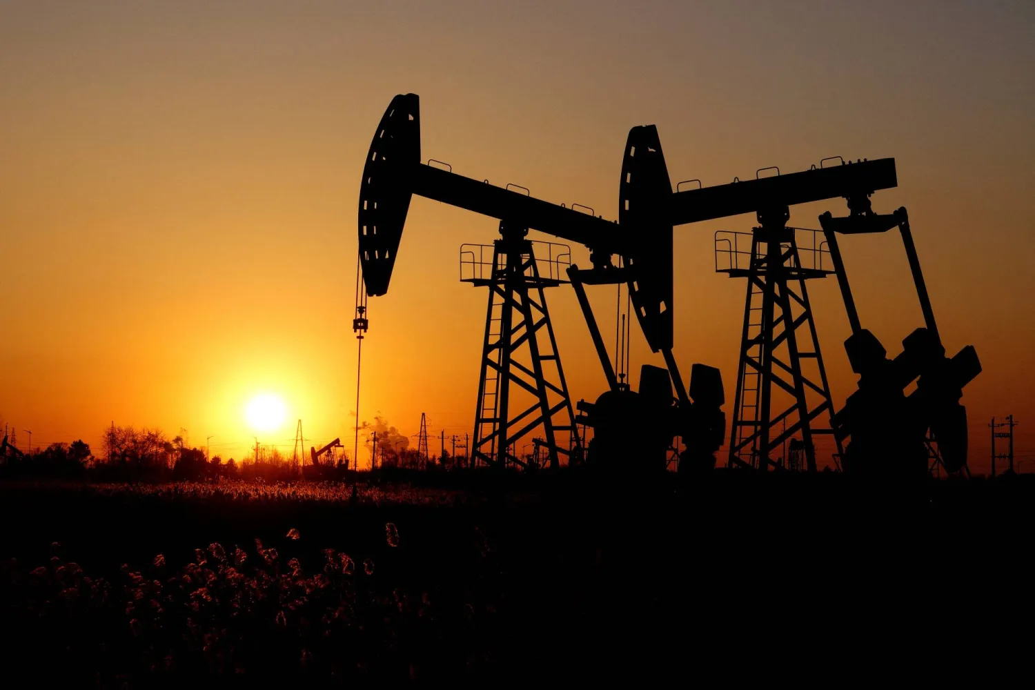 FILE PHOTO: Pumpjacks are seen against the setting sun at the Daqing oil field in Heilongjiang province, China December 7, 2018. REUTERS/Stringer  