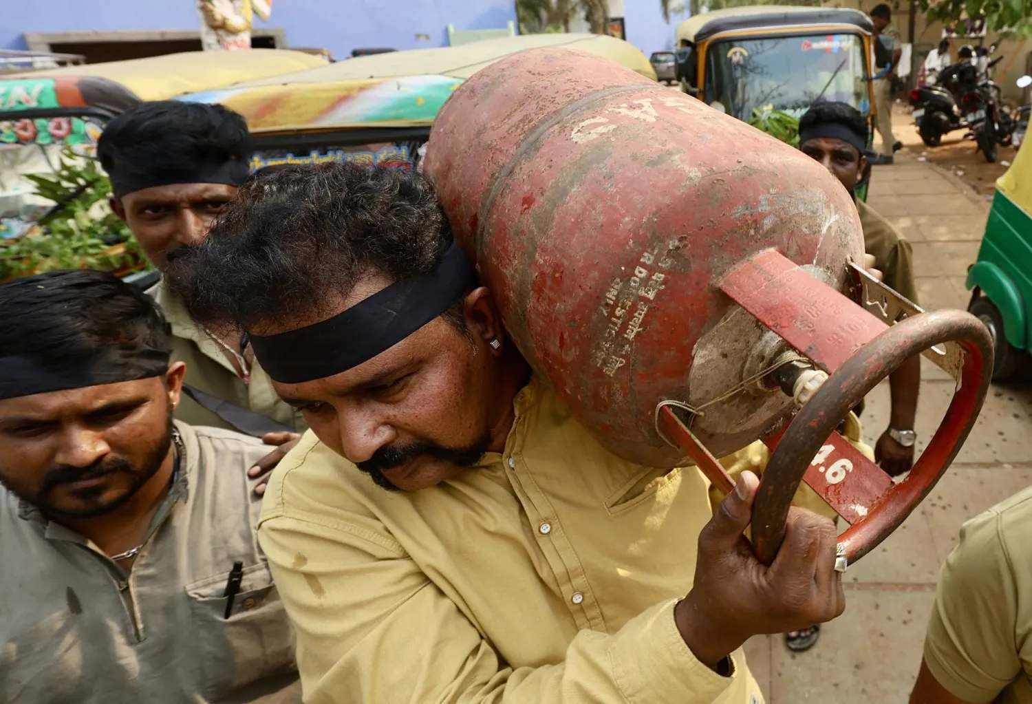 سائقون رفعوا لافتات وهتفوا بشعارات خلال احتجاج على نقص أسطوانات غاز البترول المسال وغاز السيارات الطبيعي المضغوط في بنغالور (إ.ب.أ)