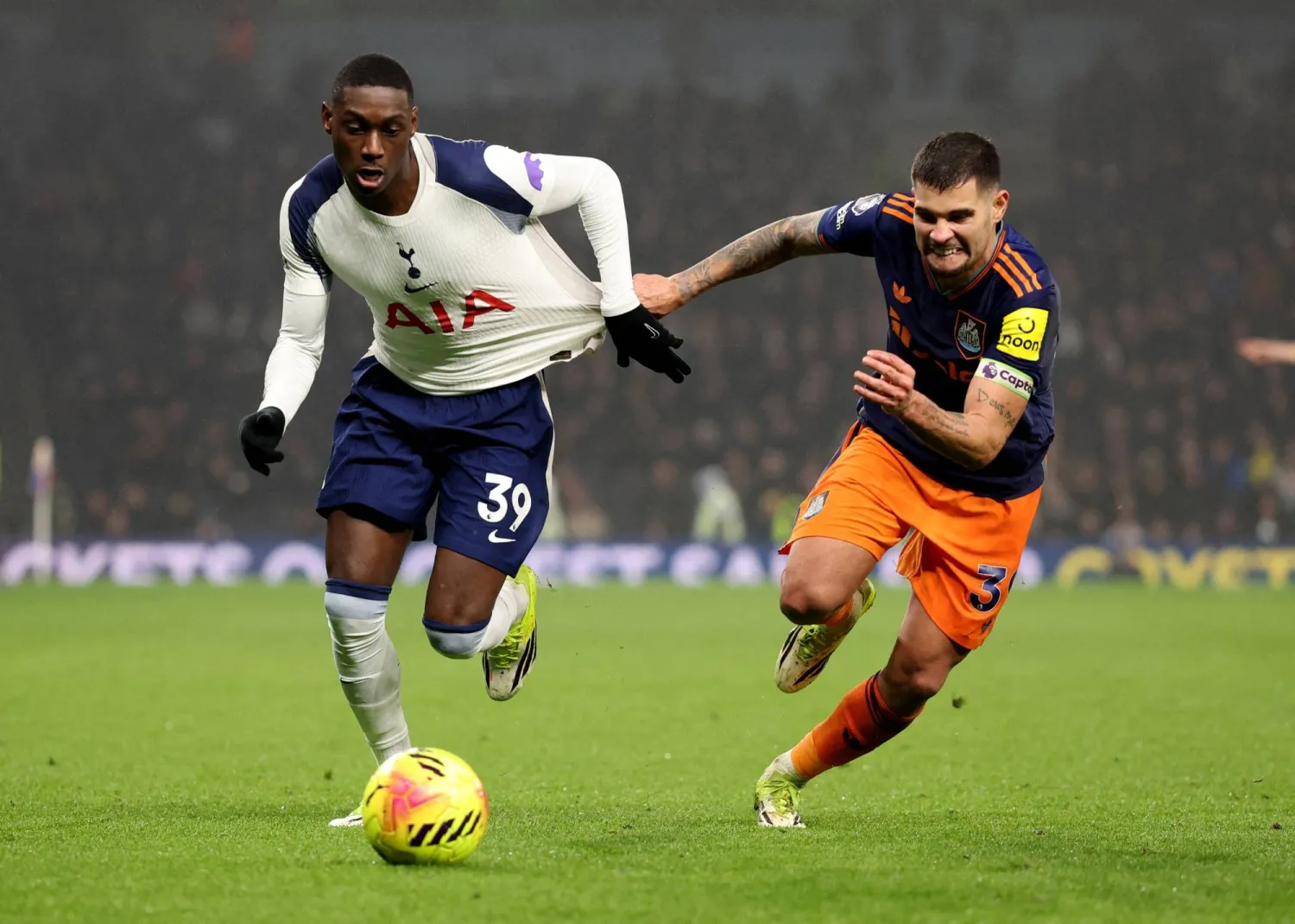 قائد نيوكاسل يونايتد برونو غيمارايش (يمين) (رويترز)