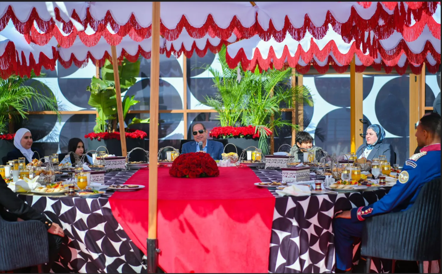 الرئيس المصري عقب صلاة عيد الفطر الجمعة بمسجد الفتاح العليم بالعاصمة الجديدة (الرئاسة المصرية)