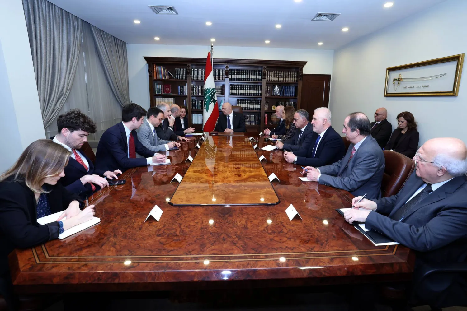 وزير الخارجية الفرنسي جان نويل بارو خلال اجتماعه مع الرئيس اللبناني جوزيف عون في القصر الجمهوري الخميس (الرئاسة اللبنانية)