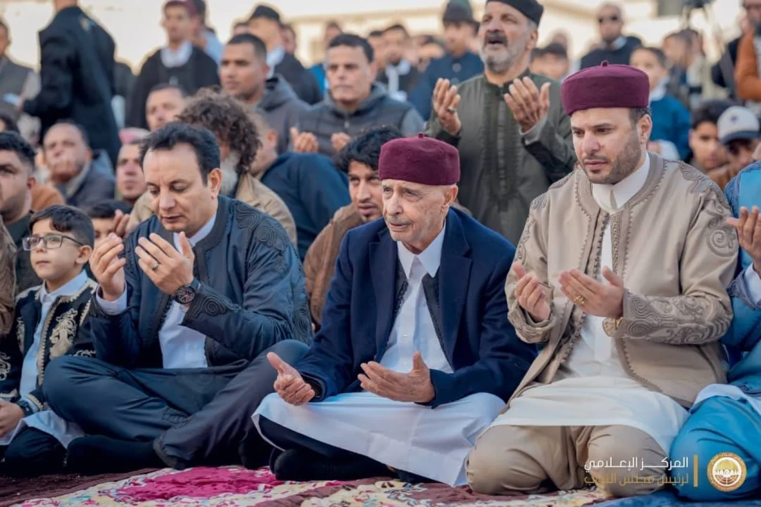 صالح وبلقاسم حفتر يؤديان صلاة العيد وسط المواطنين في درنة (مكتب صالح)